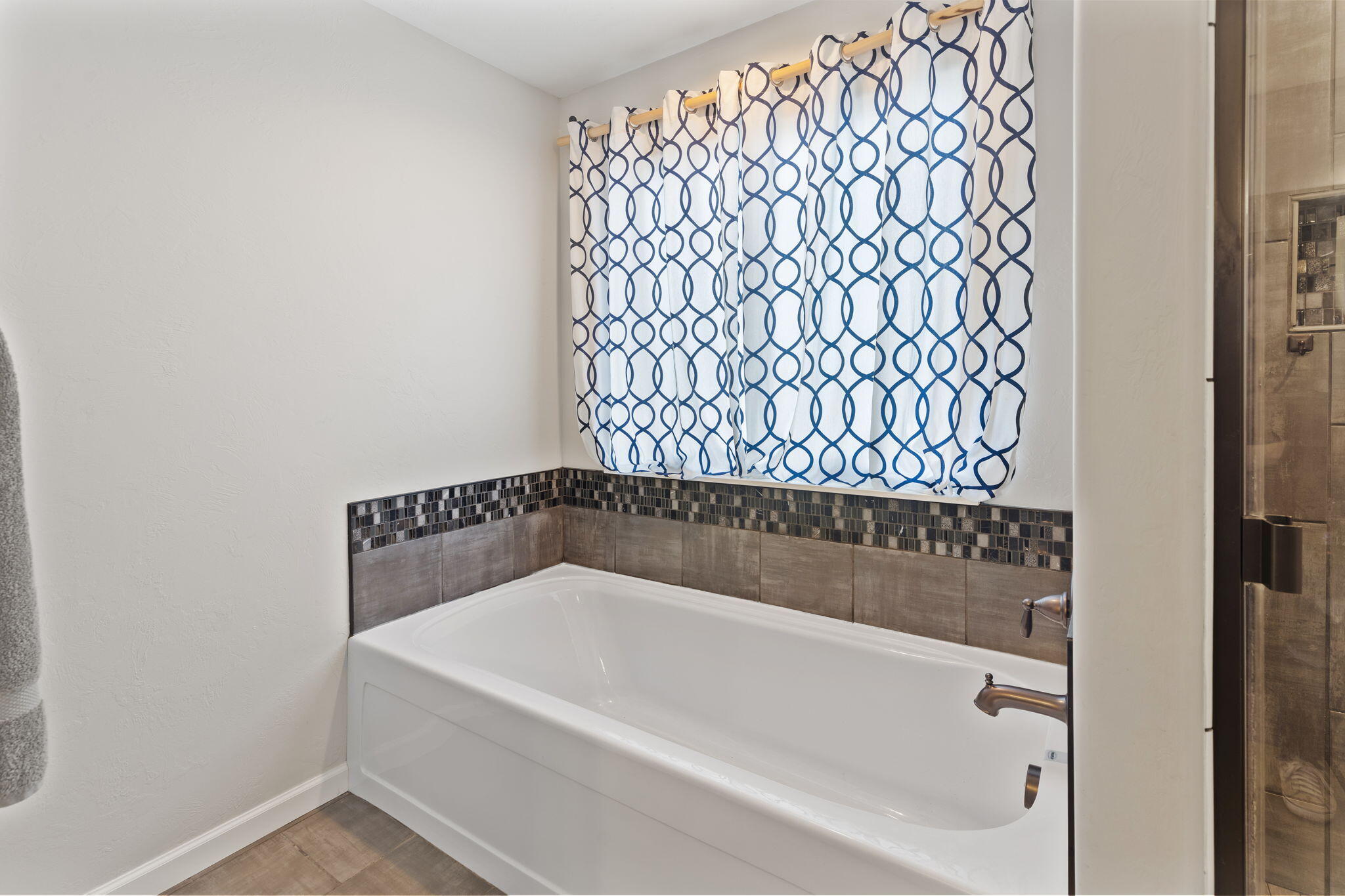 110 Linton Way Eagle Point, OR 97524 - Photo 17 of 41 a bathroom with a bathtub