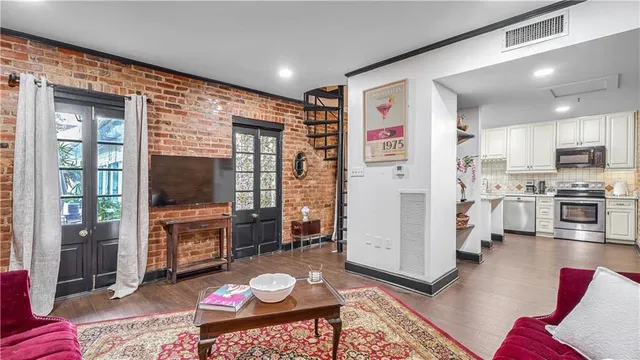 $3,300 | 922 Chartres Street, Unit E, New Orleans, LA 70116