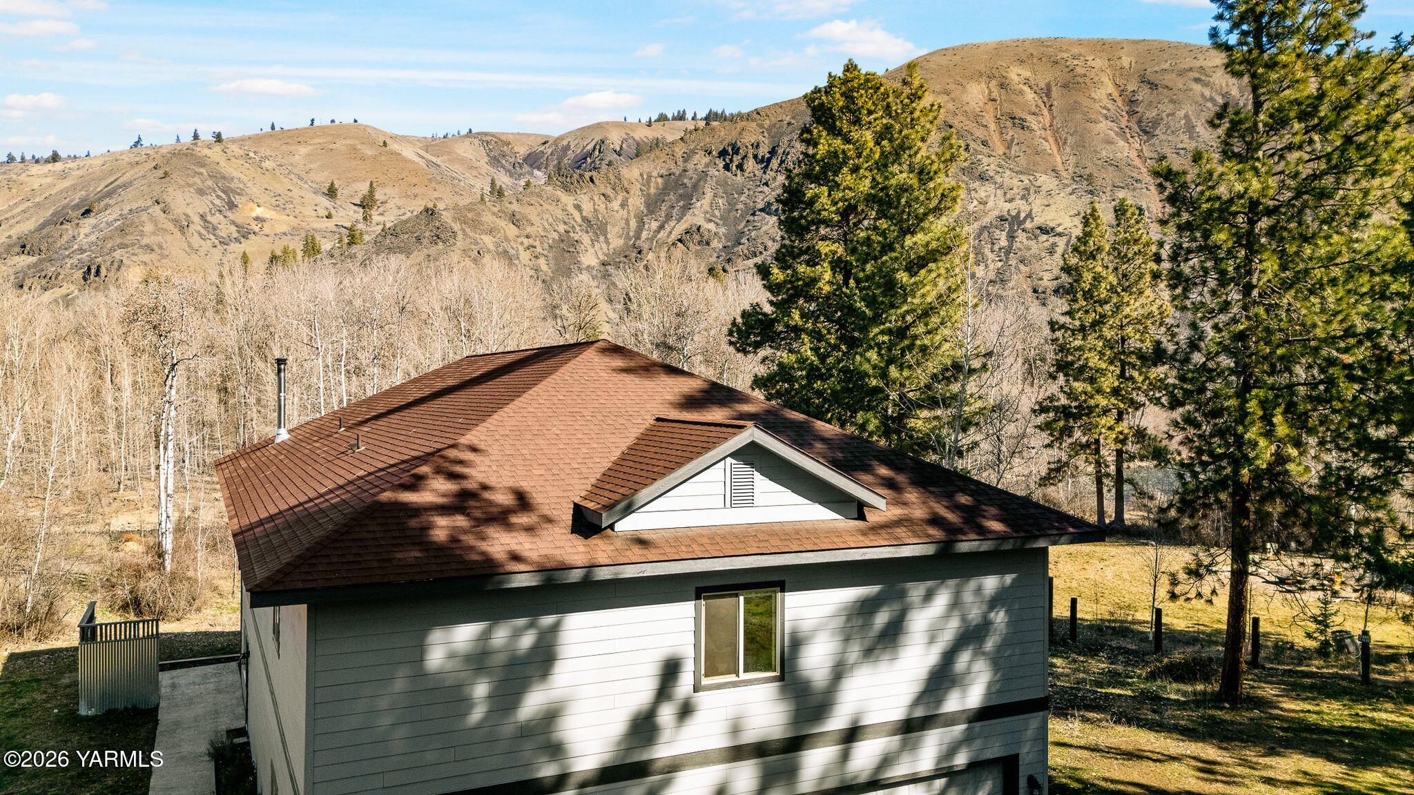 1575 Nile Road Naches, WA 98937 - Photo 46 of 51 a view of a house with a mountain from a balcony