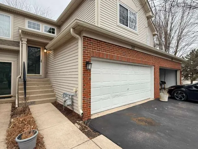 $2,500 | 345 Abington Woods Drive, Aurora, IL 60502