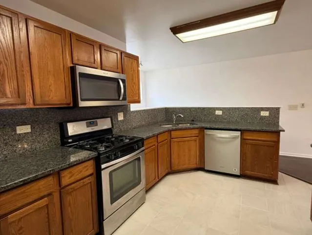 $2,500 | 345 Abington Woods Drive, Aurora, IL 60502