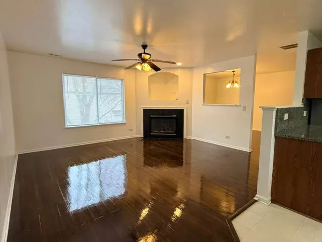 $2,500 | 345 Abington Woods Drive, Aurora, IL 60502