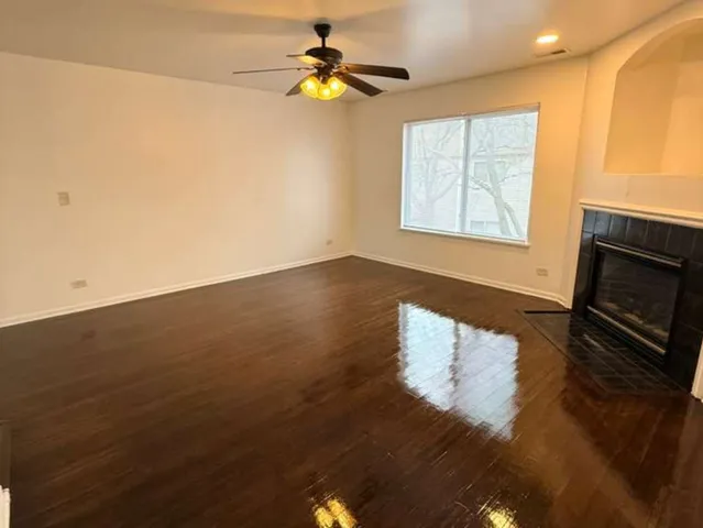 $2,500 | 345 Abington Woods Drive, Aurora, IL 60502