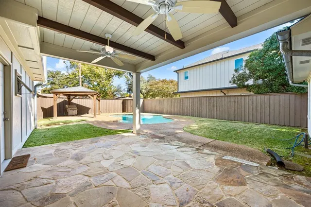 a view of a house with backyard and sitting area