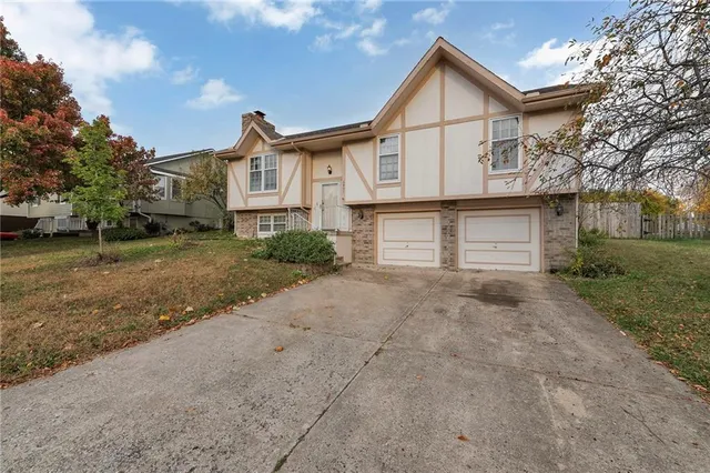 $305,000 | 6807 T Gabbert Drive, Pleasant Valley, MO 64068