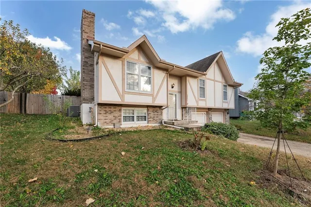 $305,000 | 6807 T Gabbert Drive, Pleasant Valley, MO 64068