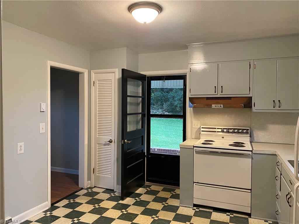 109 Sunset Drive King, NC 27021 - Photo 2 of 36