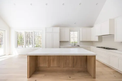 $4,995,000 | 21 Ocean Parkway, East Hampton, NY 11937