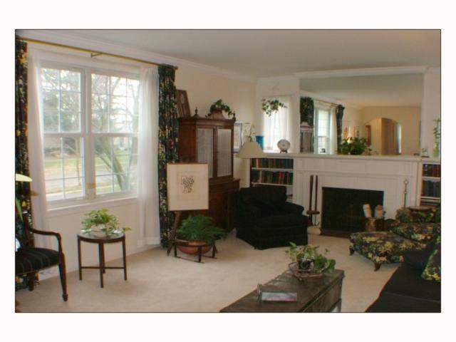 2746 Sherwood Road Columbus, OH 43209 - Photo 3 of 9