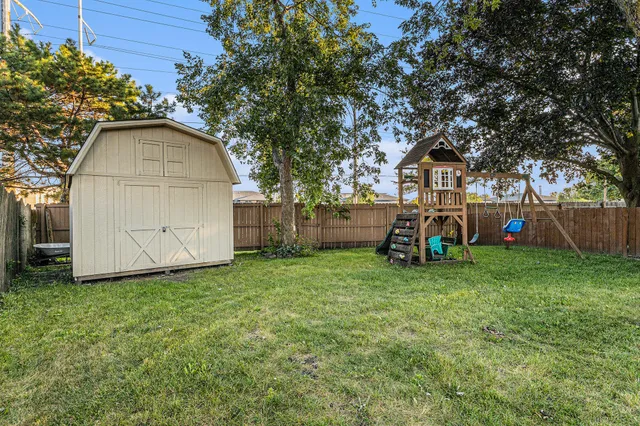 a view of a house with backyard