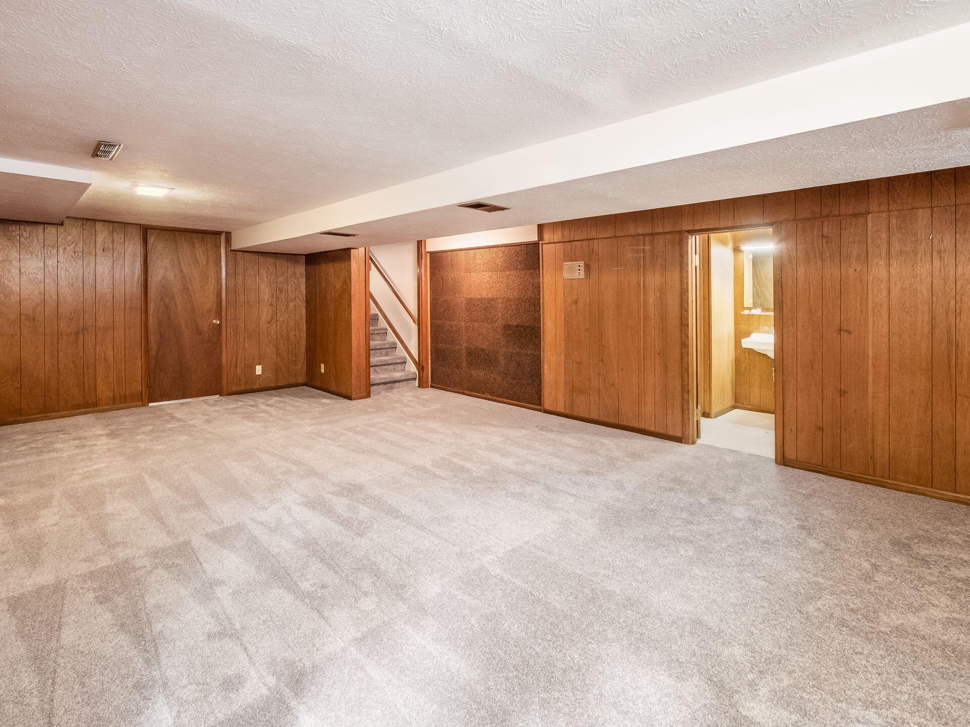 5869 Whitman Road Columbus, OH 43213 - Photo 43 of 65 Neutral Carpet Flooring