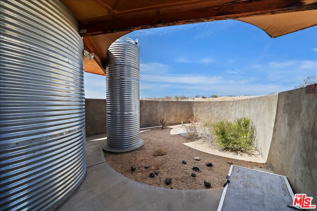 2373 Arizona Avenue Joshua Tree, CA 92252 - Photo 11 of 25