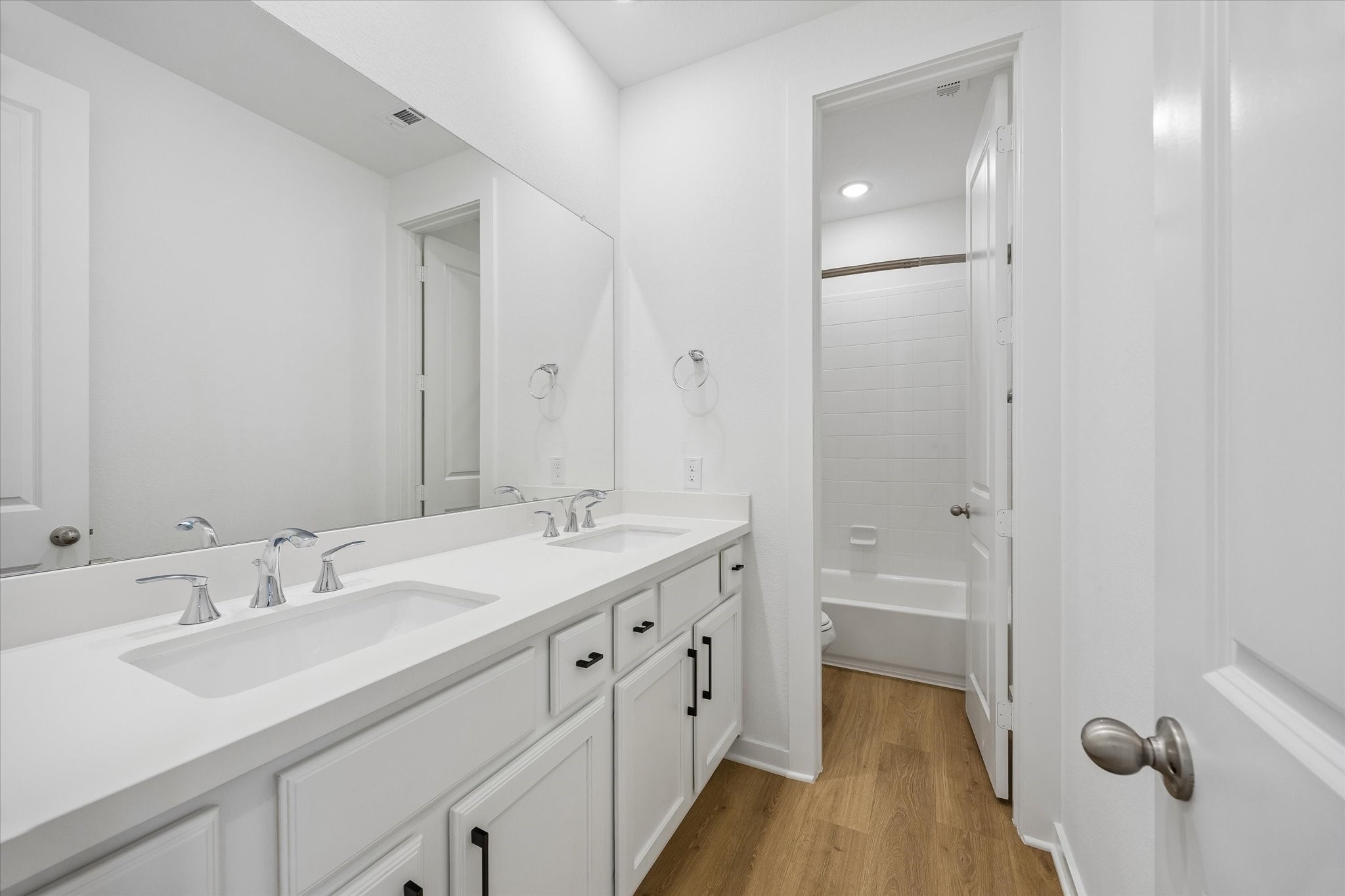 9622 Wright Drive Manvel, TX 77583 - Photo 23 of 28 guest bath with dual vanities