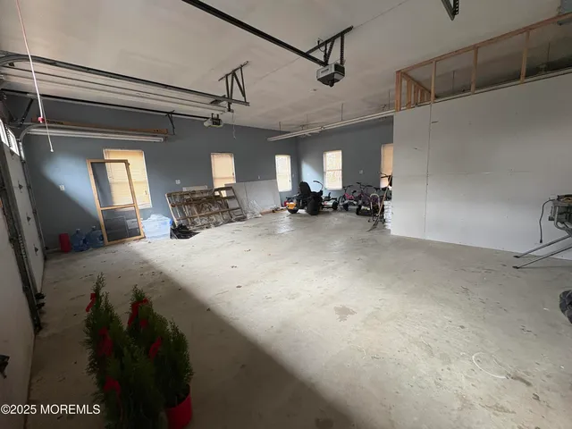 a view of a livingroom with furniture and a ceiling fan