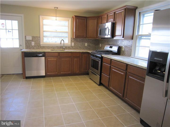 515 Democrat Road Gibbstown, NJ 08027 - Photo 3 of 19 Kitchen