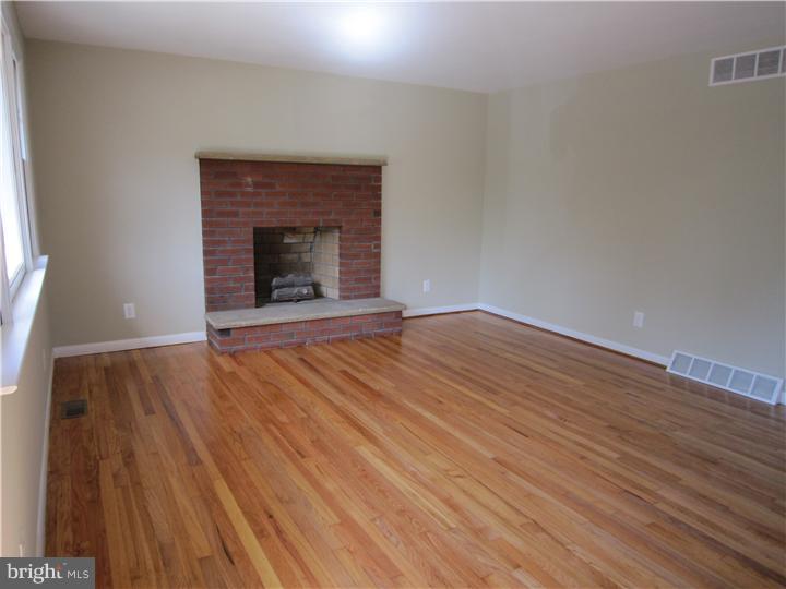 515 Democrat Road Gibbstown, NJ 08027 - Photo 7 of 19 Living Room