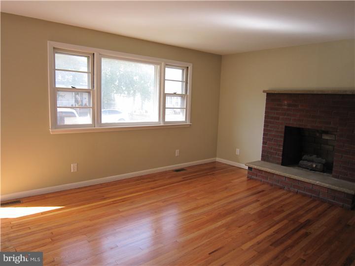 515 Democrat Road Gibbstown, NJ 08027 - Photo 8 of 19 Living Room