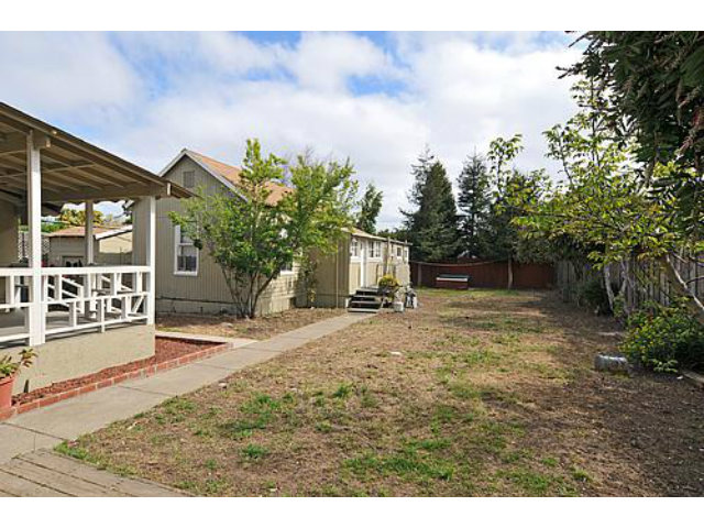 22 Bloomfield Road Burlingame, CA 94010 - Photo 3 of 8 a backyard of a house with lots of green space