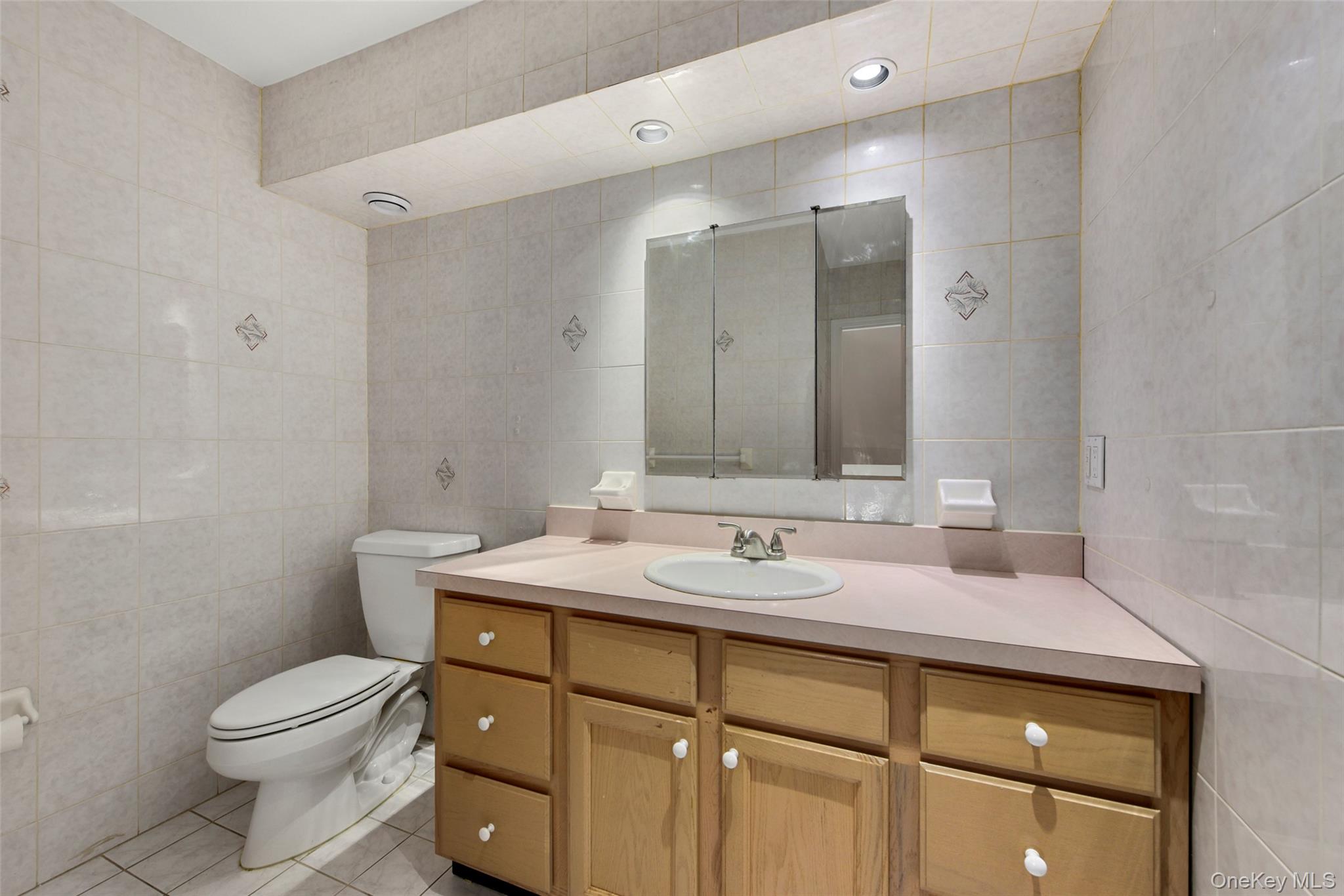 21 Brookridge Court Rye Brook, NY 10573 - Photo 6 of 20 Powder room