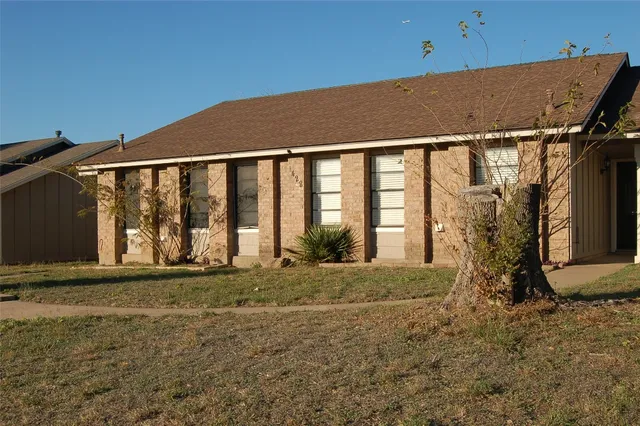 a view of a house with backyard and porch