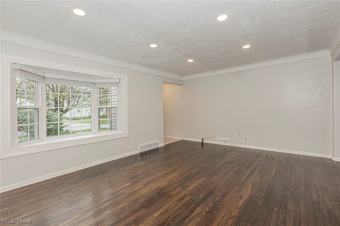 5659 Cherokee Road Cleveland, OH 44124 - Photo 4 of 35