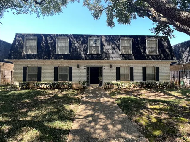 a view of a house with backyard