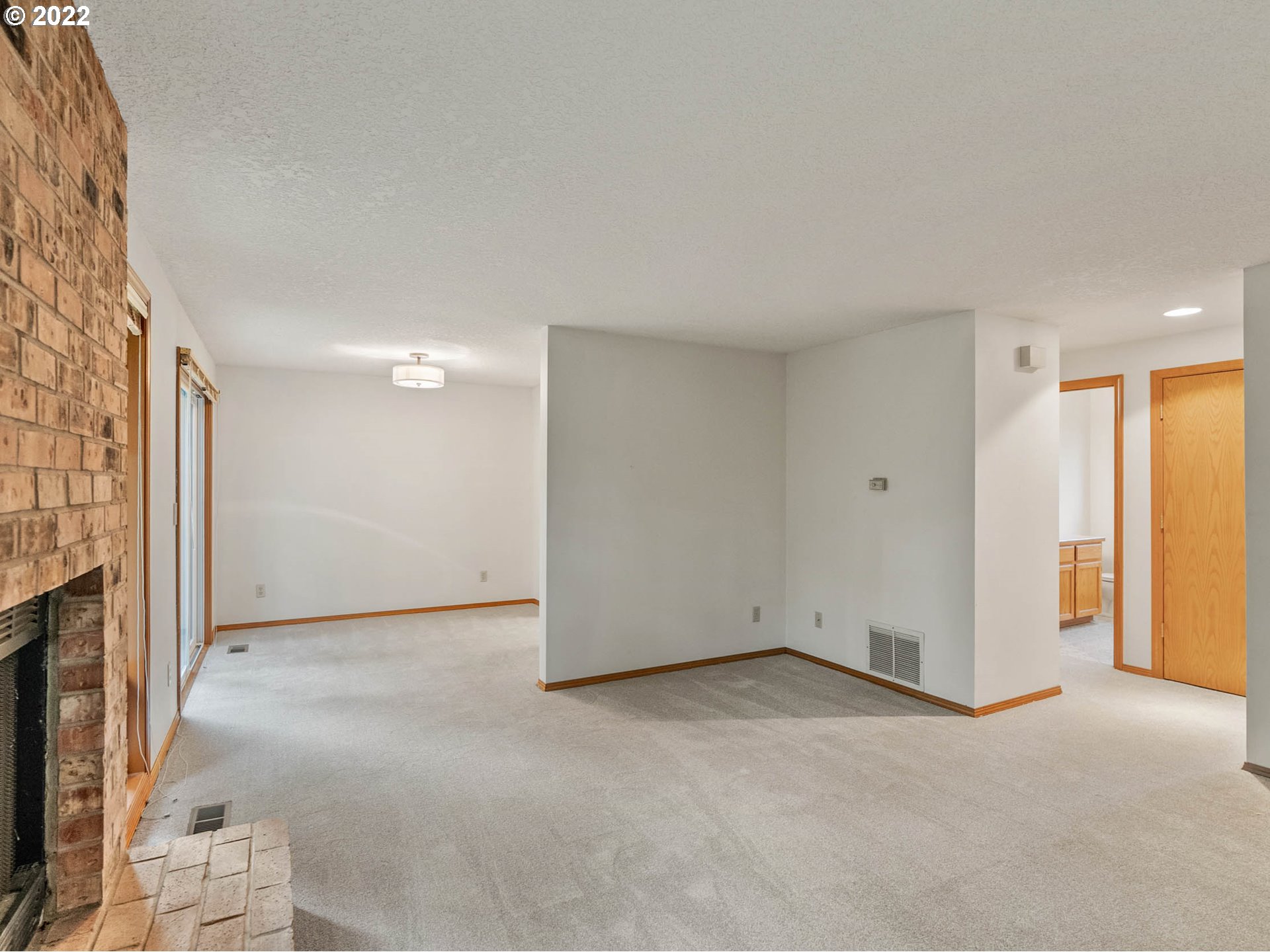 20470 Southwest Rosa Drive Beaverton, OR 97078 - Photo 3 of 32 Living Room/Dining Room
