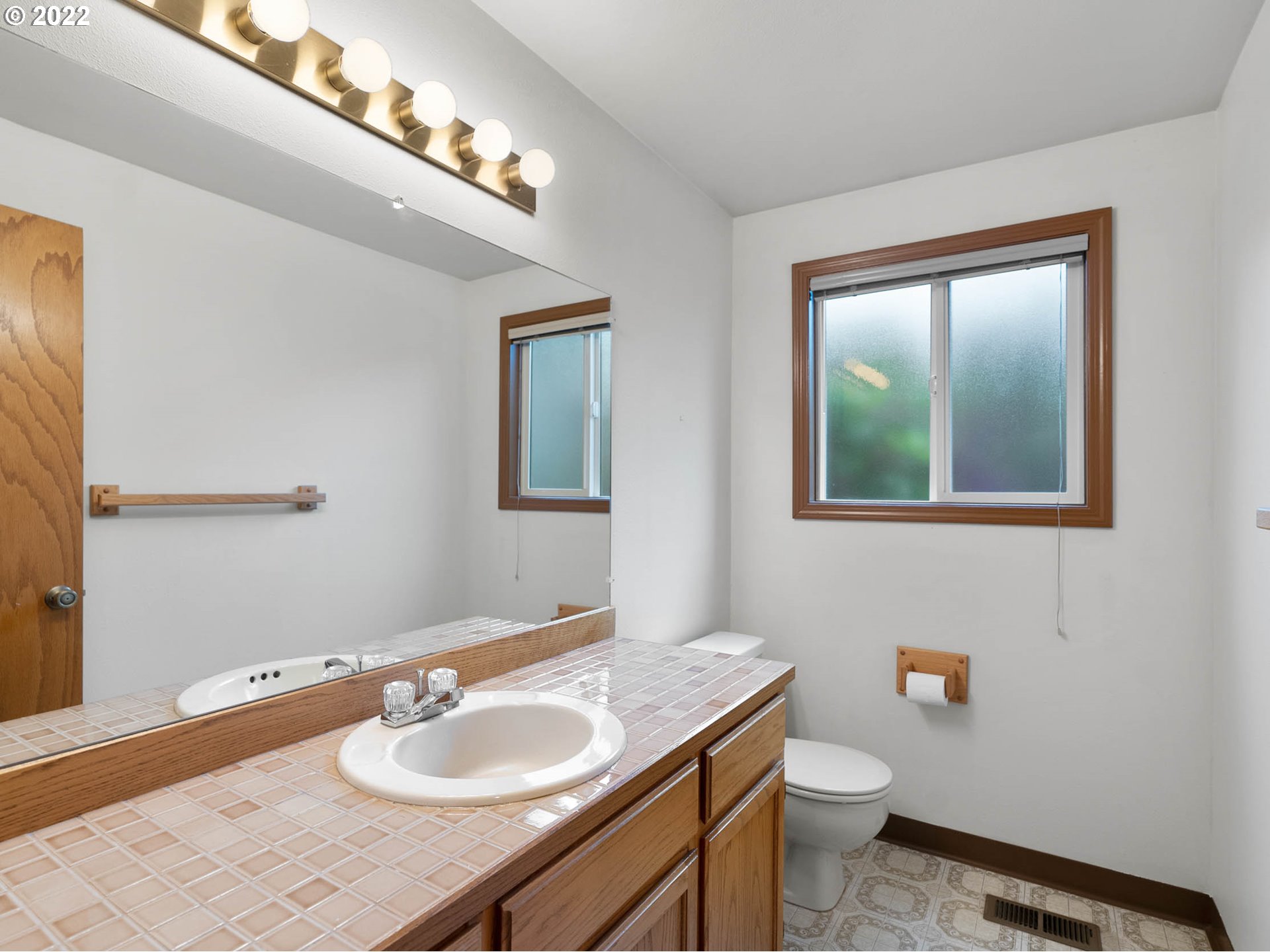 20470 Southwest Rosa Drive Beaverton, OR 97078 - Photo 10 of 32 Bathroom