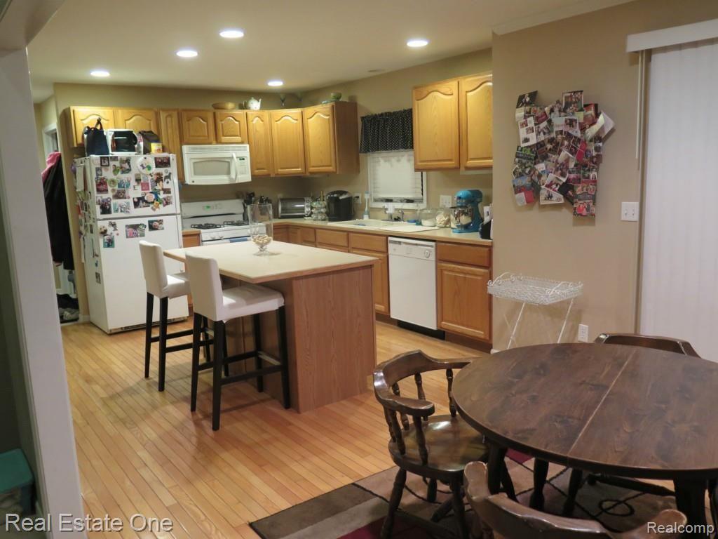 833 Miller Road Lake Orion, MI 48362 - Photo 3 of 23 cecilKit.jpg