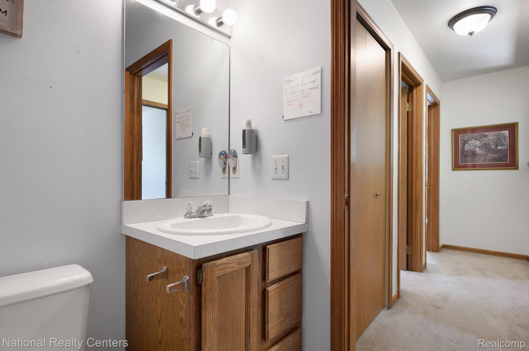 2370 Highfield Road Waterford, MI 48329 - Photo 23 of 34 Upstairs bathroom