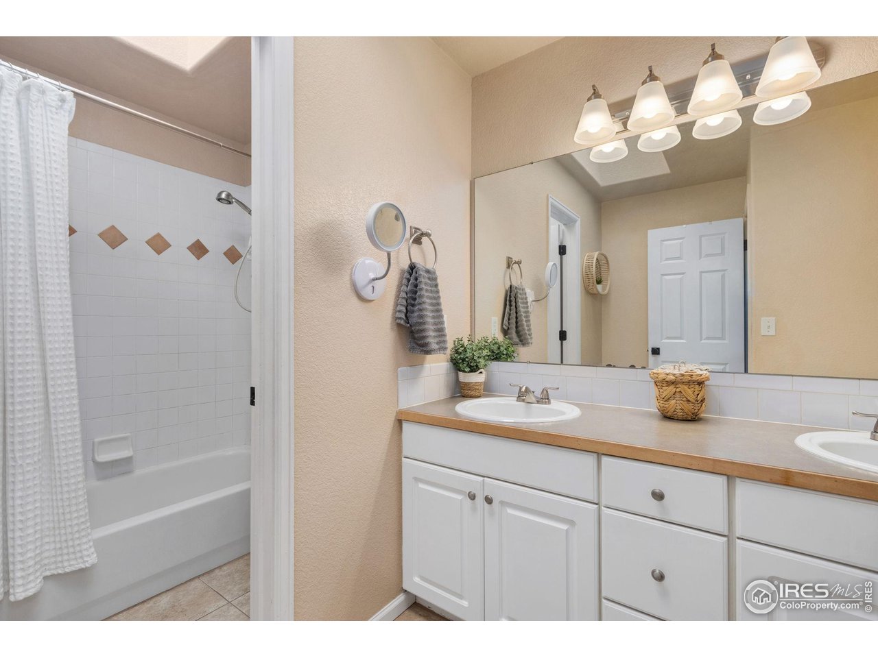 1808 Rolling Gate Road Fort Collins, CO 80526 - Photo 23 of 39 Upstairs full bathroom
