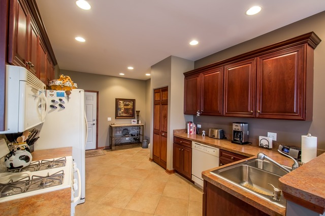 293 Ridge Road North Aurora, IL 60542 - Photo 5 of 21 a kitchen that has a sink and cabinets