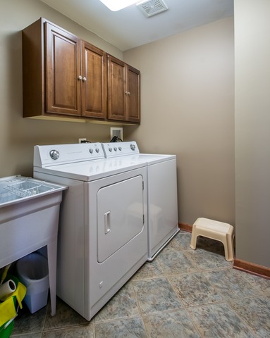 293 Ridge Road North Aurora, IL 60542 - Photo 8 of 21 a utility room with dryer and washer