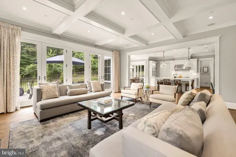 a kitchen that has a lot of appliances and cabinets