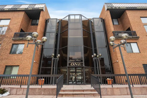 $6,800 | 1 Ipswich Avenue, Unit 315, Great Neck, NY 11021