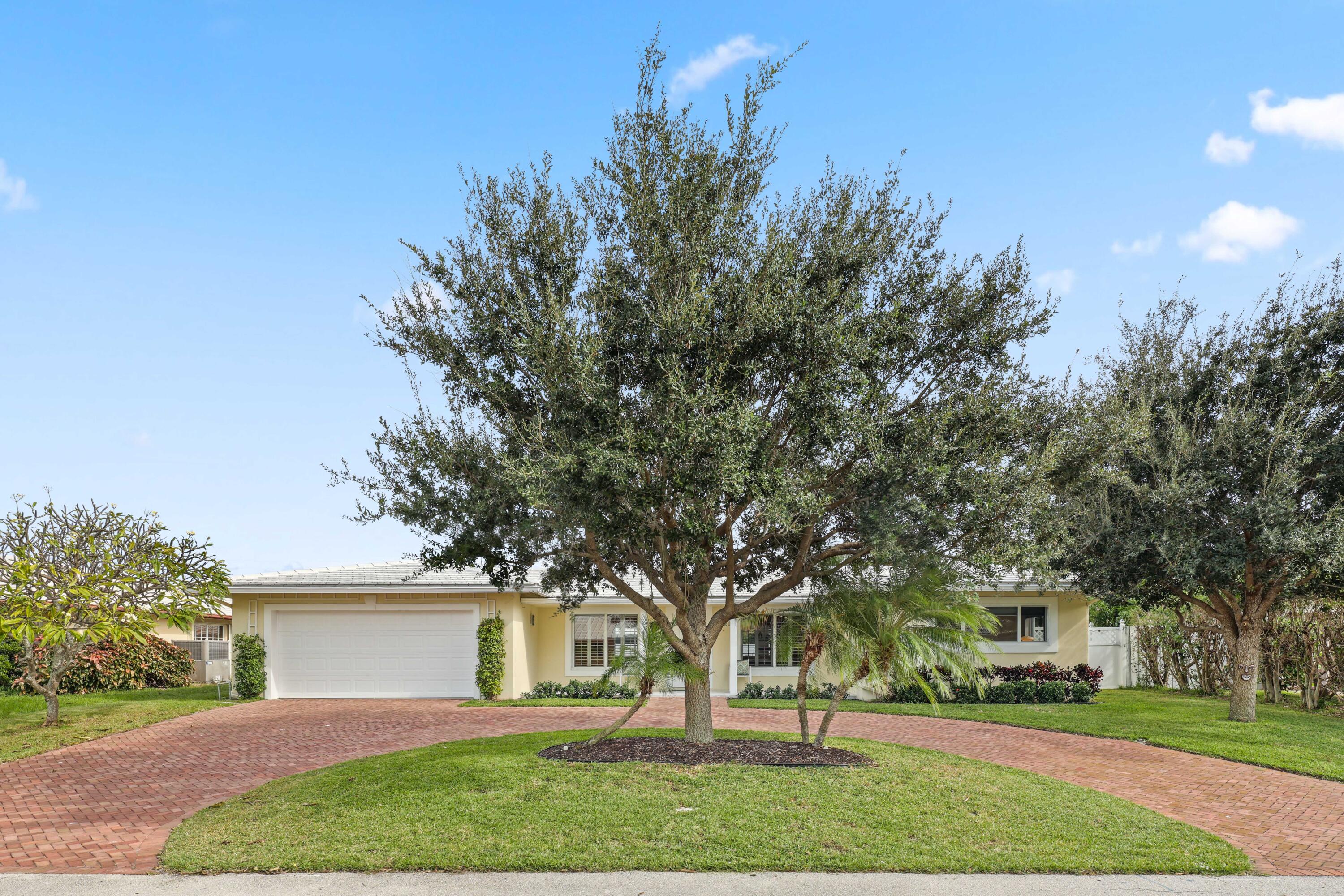 4220 Northeast 26th Terrace Lighthouse Point, FL 33064 - Photo 5 of 30 a view of a house with a yard