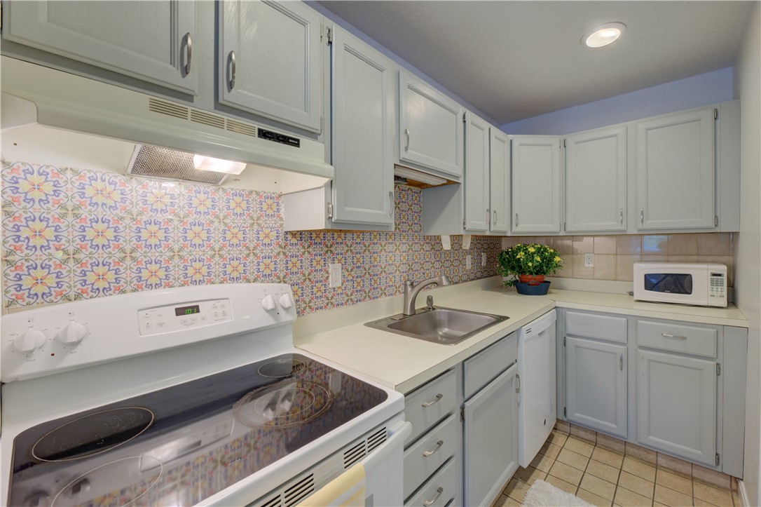 3524 West Shore Road, Unit 220 Warwick, RI 02886 - Photo 13 of 20
