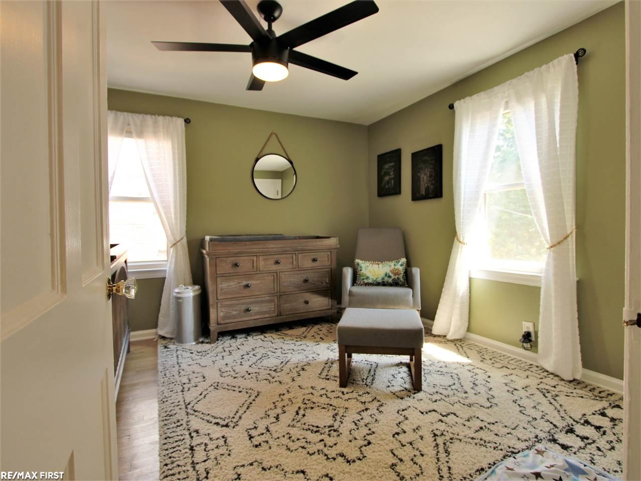 1661 Newcastle Road Grosse Pointe, MI 48236 - Photo 22 of 35 50045185-21.JPG