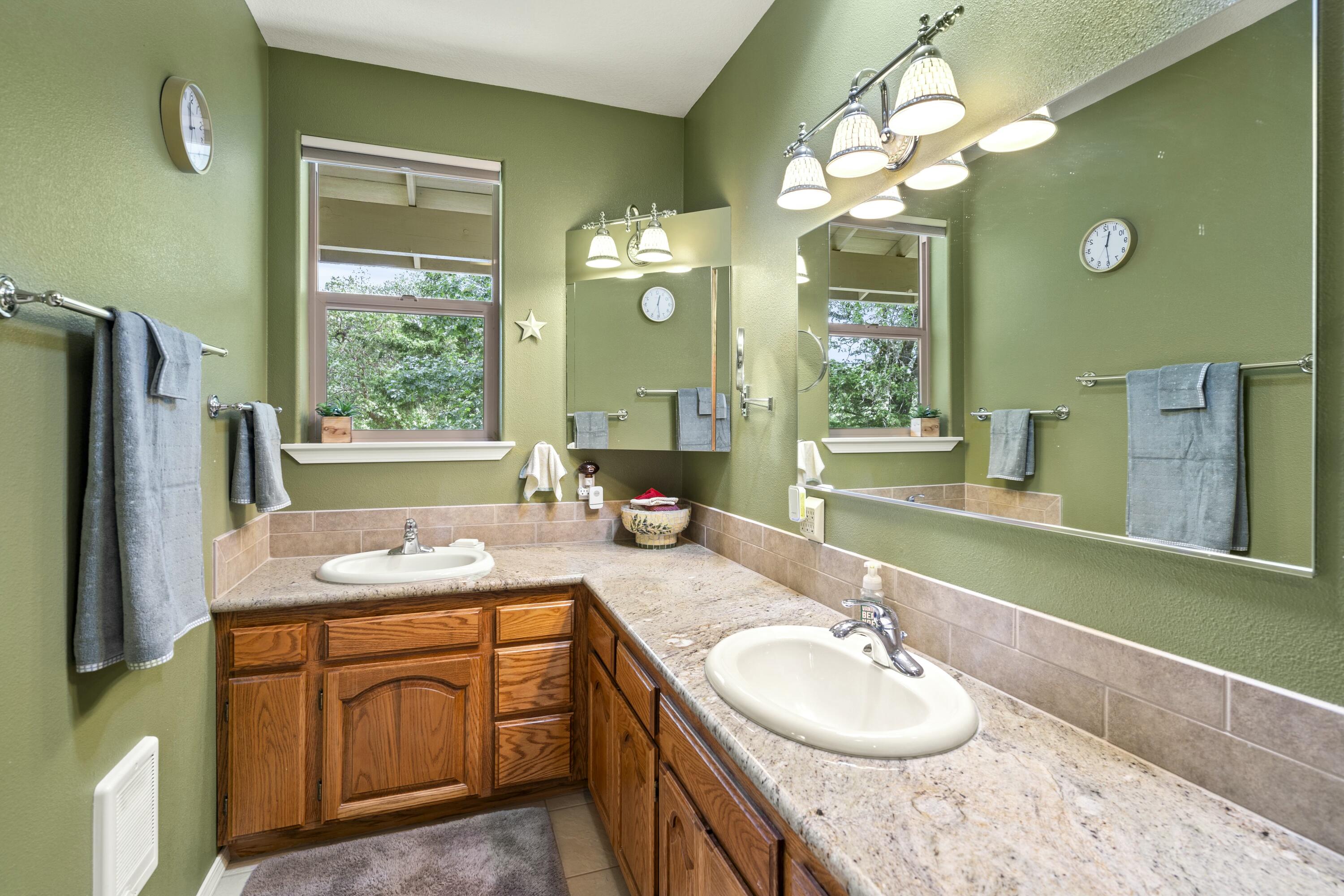 466 Three Pines Road Grants Pass, OR 97526 - Photo 12 of 41 Primary Bathroom