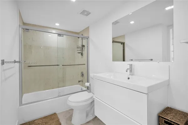 $5,500 | 5555 Collins Avenue, Unit 3N, Miami Beach, FL 33140
