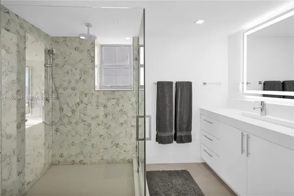$5,500 | 5555 Collins Avenue, Unit 3N, Miami Beach, FL 33140