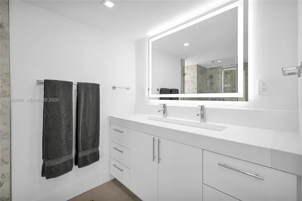 $5,500 | 5555 Collins Avenue, Unit 3N, Miami Beach, FL 33140
