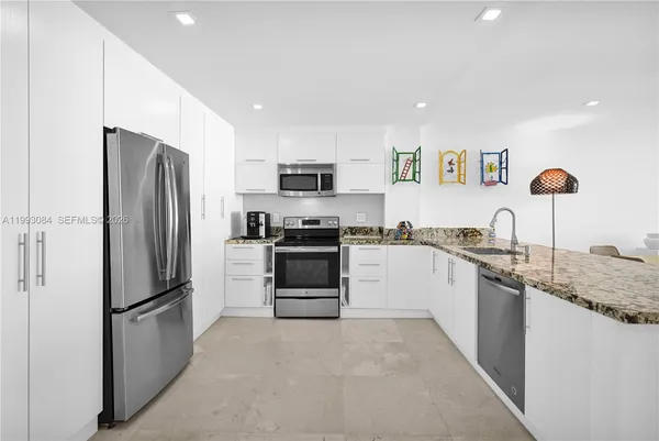 $5,500 | 5555 Collins Avenue, Unit 3N, Miami Beach, FL 33140