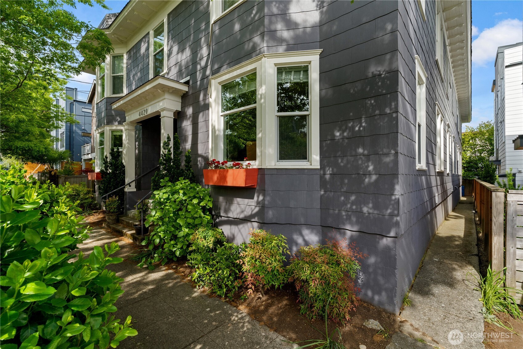 4420 Dayton Avenue North, Unit 2 Seattle, WA 98103 - Photo 3 of 32