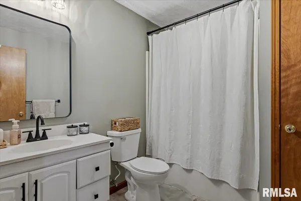 $199,900 | 145 Illini Trail, Virden, IL 62690