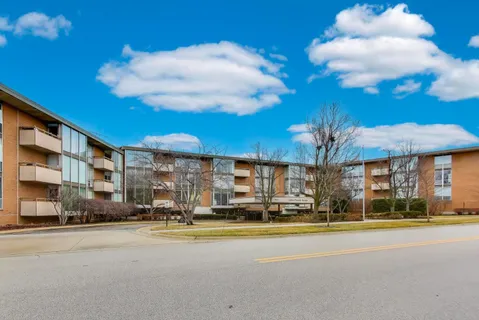 $229,000 | 1301 North Western Avenue, Unit 325, Lake Forest, IL 60045