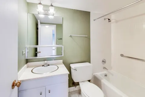 $229,000 | 1301 North Western Avenue, Unit 325, Lake Forest, IL 60045