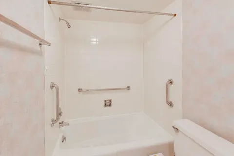 $229,000 | 1301 North Western Avenue, Unit 325, Lake Forest, IL 60045