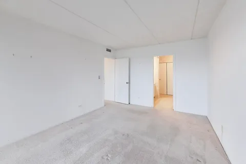 $229,000 | 1301 North Western Avenue, Unit 325, Lake Forest, IL 60045