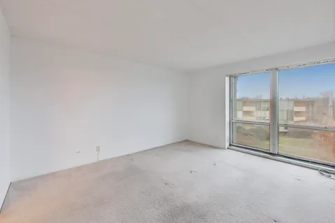 $229,000 | 1301 North Western Avenue, Unit 325, Lake Forest, IL 60045